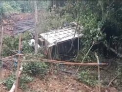 Truk Bermuatan Besi Terguling di Tanjakan ‘Maut’ Tolala, Sopir Belum Sadarkan Diri
