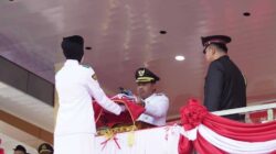 Upacara Penurunan Bendera Tutup Rangkaian Peringatan HUT Ke-81 RI di Kolaka Utara