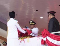 Upacara Penurunan Bendera Tutup Rangkaian Peringatan HUT Ke-81 RI di Kolaka Utara